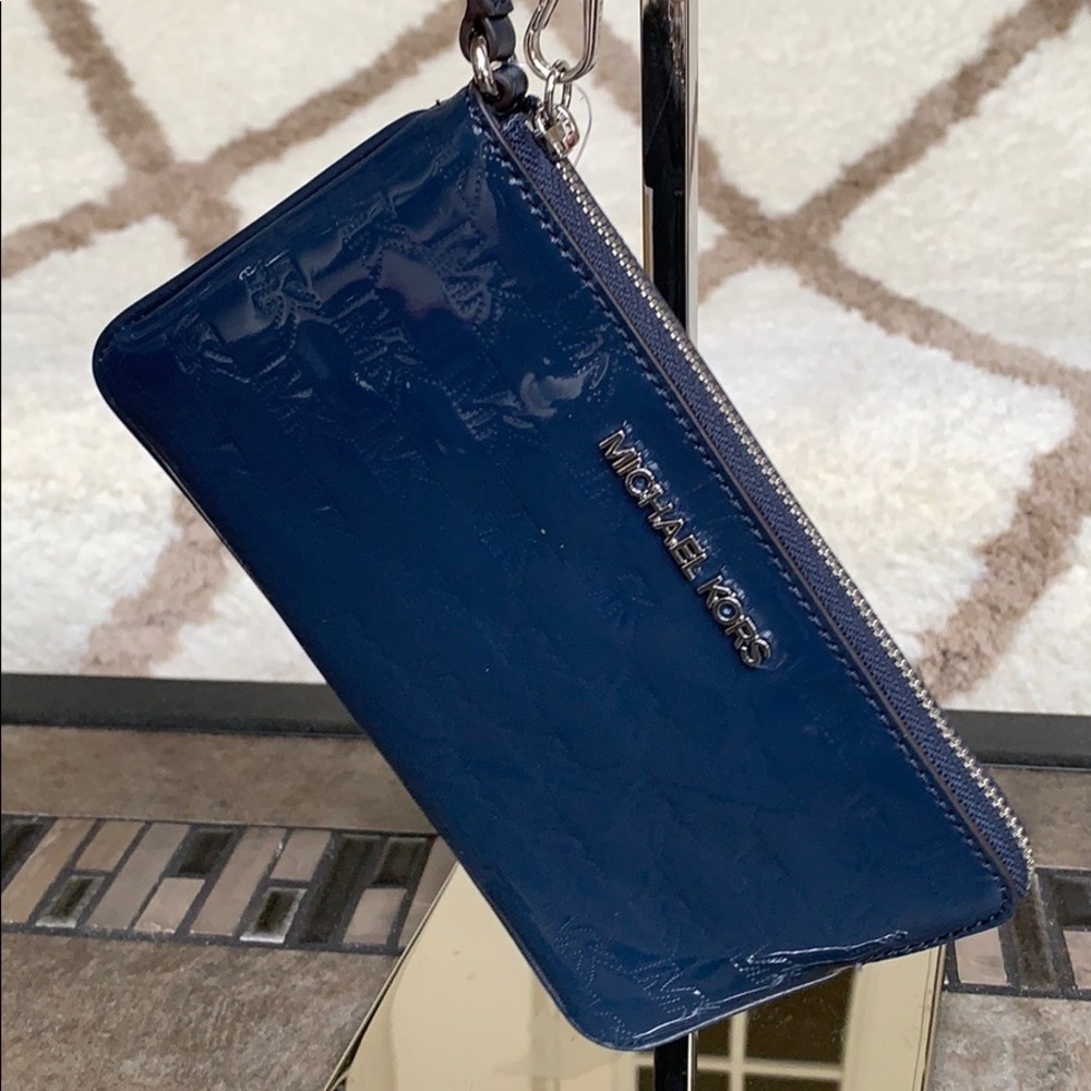 MICHAEL KORS JET SET ITEM LG GUSSET WRISTLET Navy - Picture 10 of 16